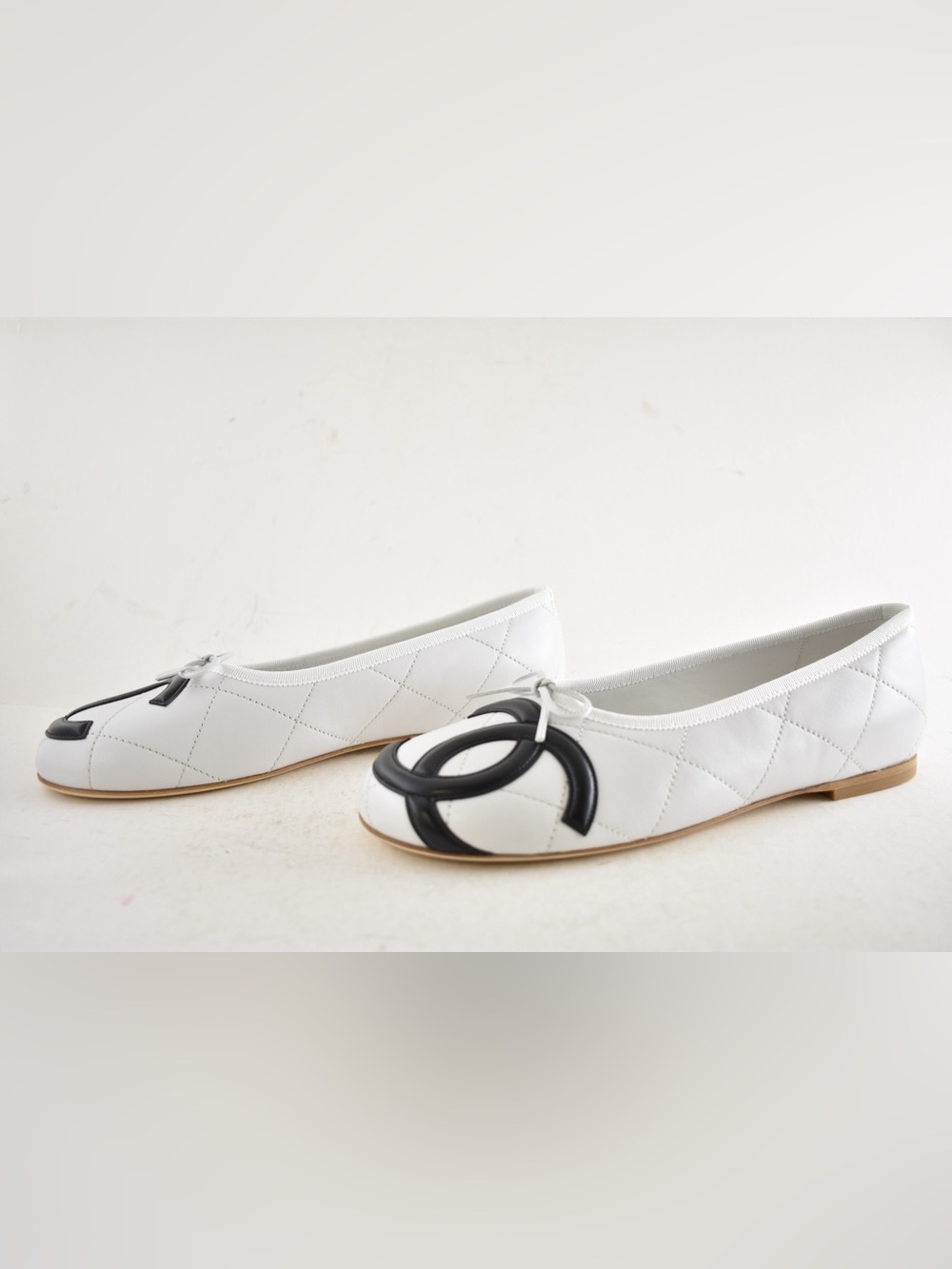 Chanel 26M Coco Beach Cambon White Black CC XL Logo Ballet Ballerina Flat 38 - Picture 14 of 15